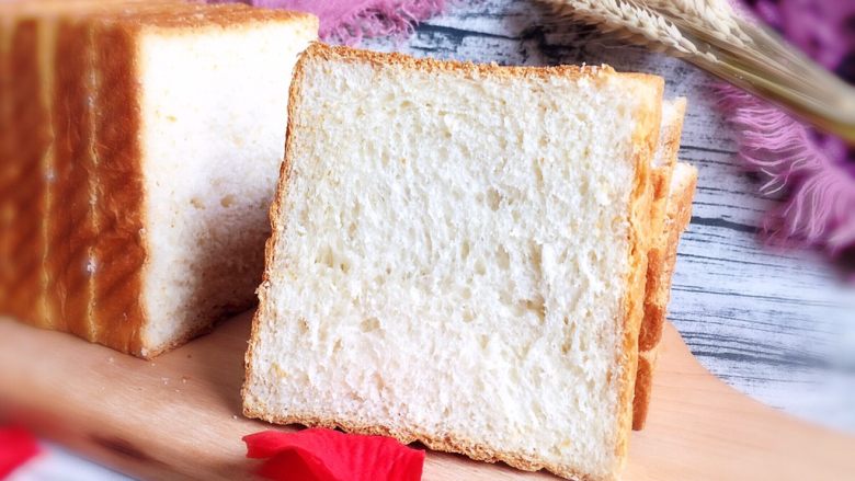 奶香酸奶吐司面包,放大看看里面的层次，很有食欲的面包。