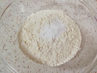 果干沙琪玛,面粉里面加入泡打粉混合均匀。