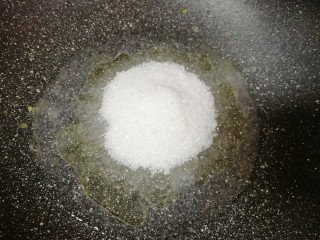 果干沙琪玛,不粘锅里倒入水和玉米油，加入细砂糖，小火熬至细砂糖融化。