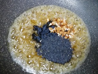 果干沙琪玛,下入剩下的核桃仁、黑芝麻和葡萄干翻炒均匀。