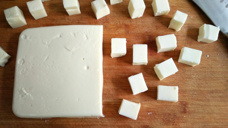 论牛奶的各种吃法之――椰蓉牛奶小方,切成大小均匀的小方块（自己喜欢的大小即可）。