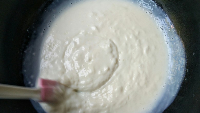 论牛奶的各种吃法之――椰蓉牛奶小方,这时候搅拌不要停啊，继续小火不停的顺一个方向搅拌。