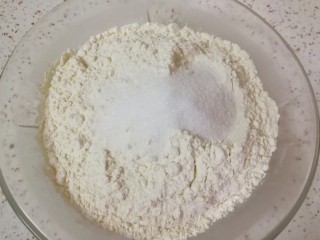燕麦豆渣馒头,加入面粉和糖。