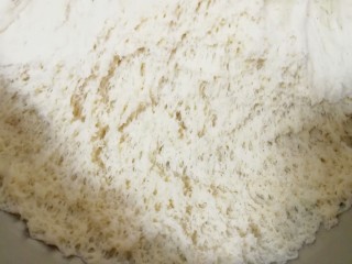 燕麦豆渣馒头,扒开面团底部呈细密的蜂窝状，说明面团发酵的很好。