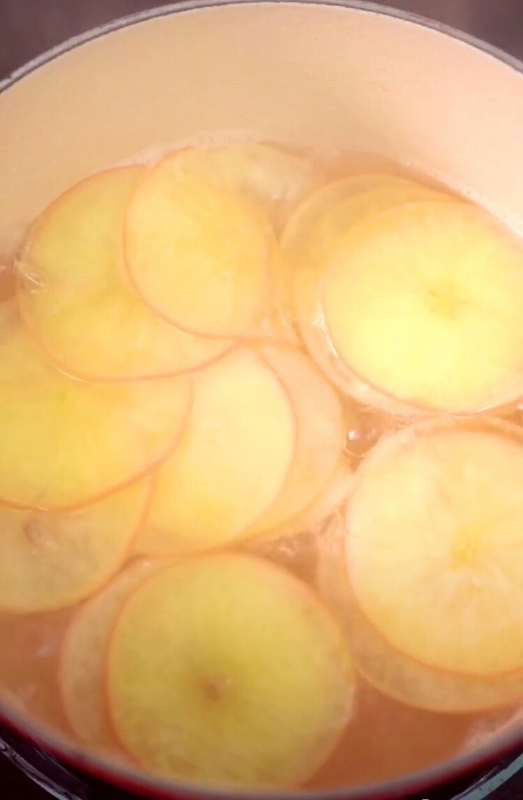 高逼格的烤苹果片（烤箱版）,挤入柠檬汁后搅拌均匀，关火。