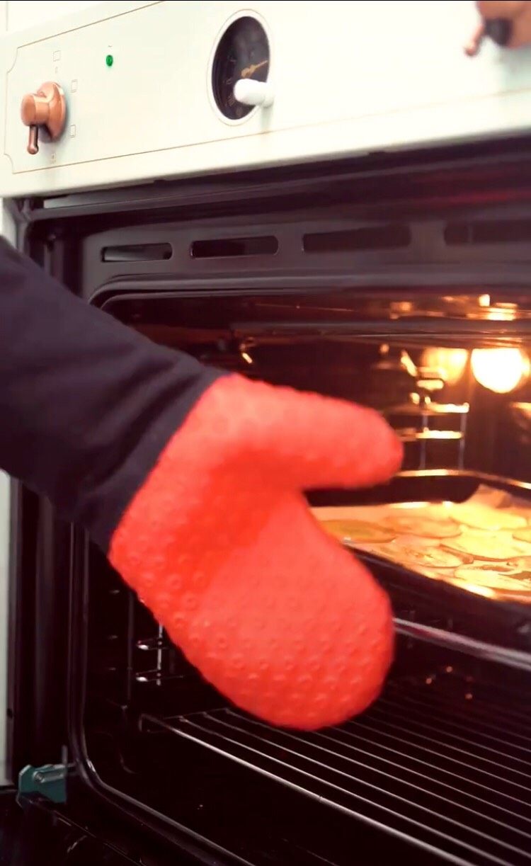 高逼格的烤苹果片（烤箱版）,捞出沥一下水分，烤盘内铺好硅油纸将苹果片摆盘送进烤箱。
先180度烤10分钟，然后拿出来换100度烤30分钟左右。