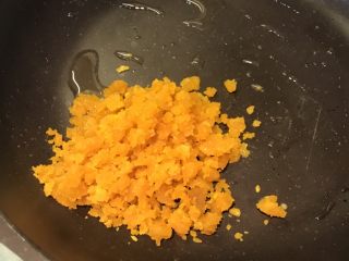 咸蛋黄豆腐,咸蛋黄，蒸熟捣碎成泥，锅中热油，小火放入蛋黄，炒出细沫