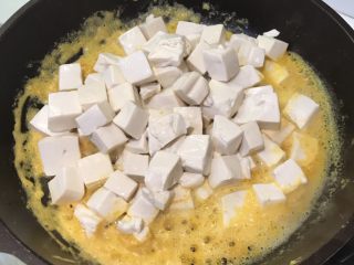 咸蛋黄豆腐,放入豆腐，轻轻推，搅拌均匀