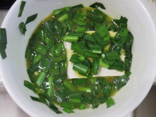 外酥里嫩的香煎豆腐,将装鸡蛋的碗中放入韭菜碎末继续搅拌，再将豆腐片放到韭菜鸡蛋液中。