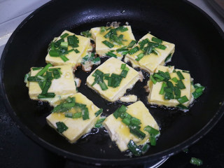 外酥里嫩的香煎豆腐,将其所有裹好鸡蛋液的豆腐片放到锅中煎至金黄。