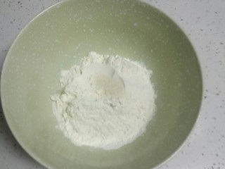 南瓜花样小馒头,将白糖加入面粉里搅拌均匀。