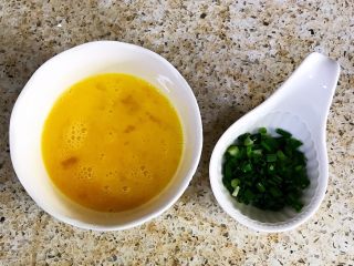 鸡蛋新吃法—抱蛋里脊,鸡蛋打散加入适量的盐搅匀，香葱切成葱花备用