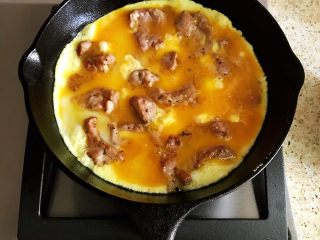 鸡蛋新吃法—抱蛋里脊,将蛋液倒入锅中，仍然小火