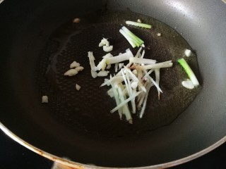 快手菜，肉丝豆芽爆海虾,锅中热油至七成，加入葱姜蒜爆香