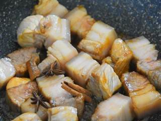 芋头烧肉—来感受一下双重入口即化的美味,放入八角、桂皮，炒香。