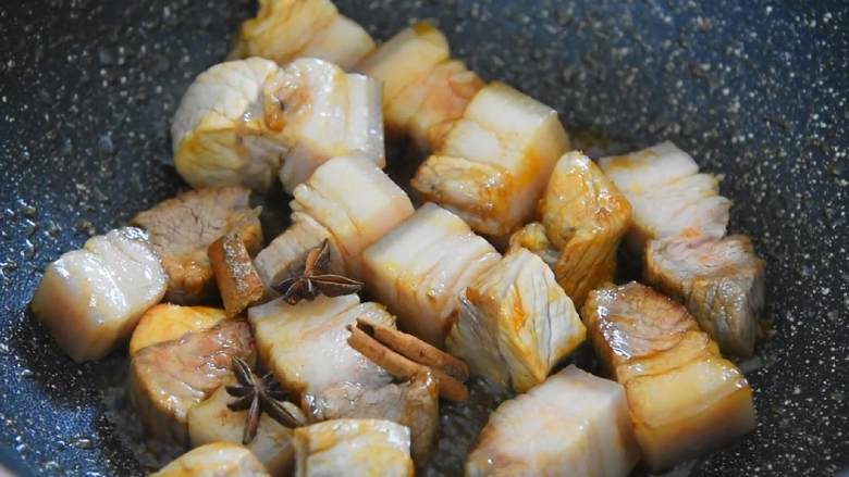 芋头烧肉—来感受一下双重入口即化的美味,放入八角、桂皮，炒香。