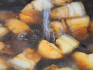 芋头烧肉—来感受一下双重入口即化的美味,加入开水，没过猪肉，大火烧开。