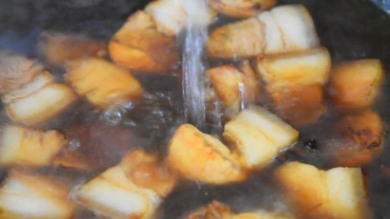 芋头烧肉—来感受一下双重入口即化的美味,加入开水，没过猪肉，大火烧开。