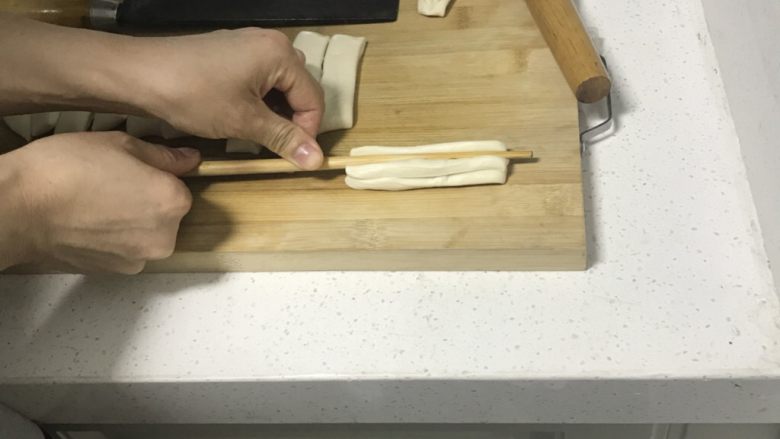 蓬松小油条,两个一叠，用筷子在中间压实