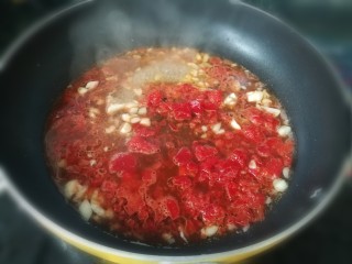 粉蒸草鱼,加入搅碎的红椒大火炒制