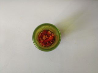 粉蒸草鱼,红甜椒加少许水，用搅拌机略打碎