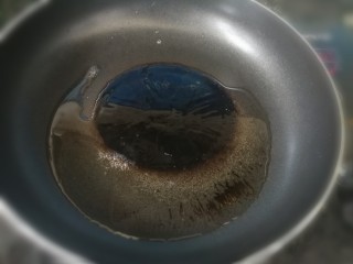 粉蒸草鱼,另起一锅，放入一汤勺芥花油，烧成滚油