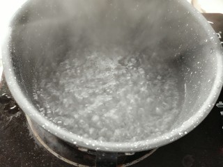 过桥米线,锅里倒入适量凉水烧开，煮沸后放入米线，煮的过程中用筷子适当翻一下米线，避免粘锅。