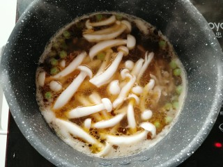 过桥米线,水开后放入白玉菇、米线跟米线里自带的调料（根据自己口味适量加入），再次煮沸后即可。