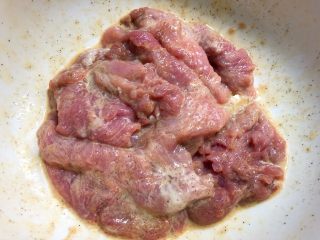黑胡椒猪排,搅拌均匀，腌制5分钟