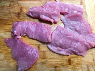 黑胡椒猪排,把里脊肉片成0.5厘米的厚度，这样就是猪排啦