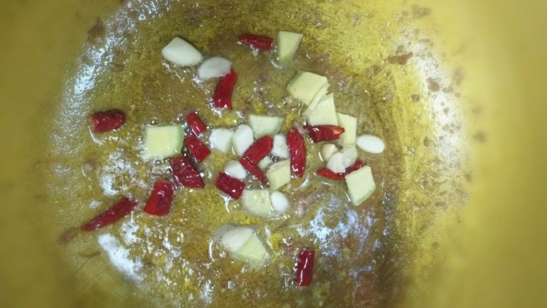 双菇酱烧鸡丁,锅内留少许底油，放入姜蒜，干辣椒煸炒