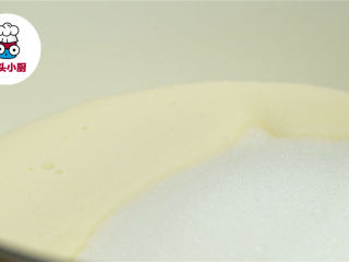 蛋挞皮焦糖坚果塔,奶锅倒入淡奶油200ml、蜂蜜40ml、白砂糖100g