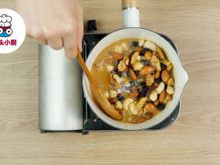 蛋挞皮焦糖坚果塔,关火，倒入每日坚果250g，撒入盐3g，迅速搅拌均匀
