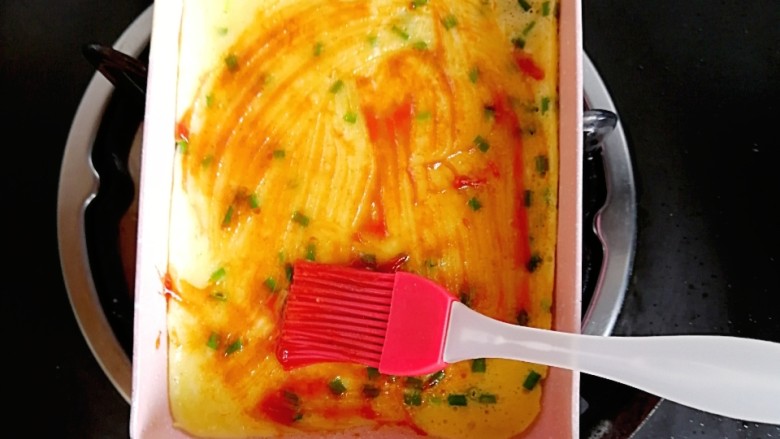 宝宝辅食—三丝香葱鸡蛋卷饼,面糊凝固时，刷上一层番茄酱