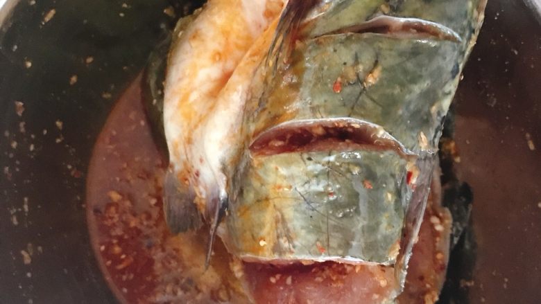 香辣烤鱼,给鱼做个SPA，酱料均匀涂抹在鱼身上腌制30分钟