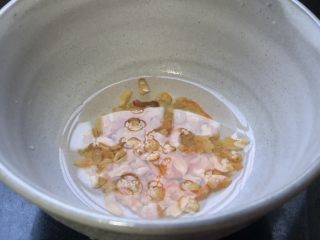 干煸海味玉带豆丝,虾米提前半小时浸泡一下，洗干净，沥干。