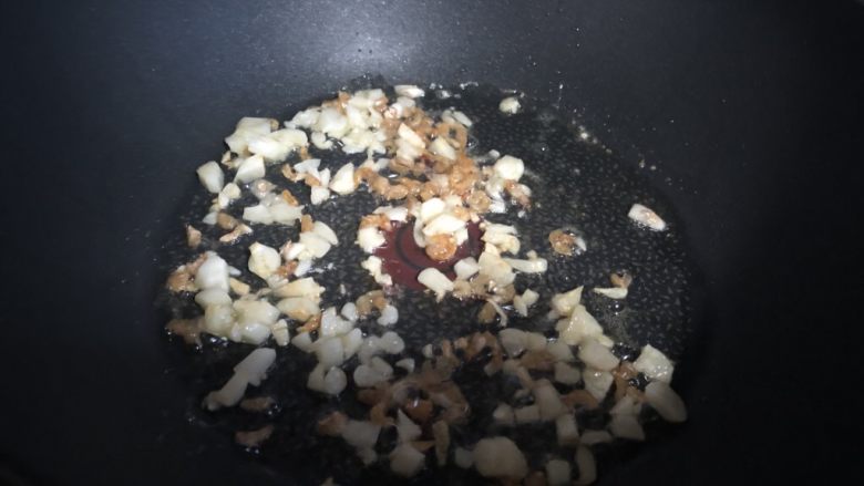 干煸海味玉带豆丝,下姜末蒜末虾米，小火炒至散发香味、水汽半干。