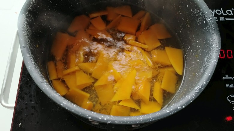 小米南瓜粥,待水烧开后煮继续至三分钟左右。