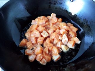 咖喱鸡饭,热锅烧油，油八分热的时候下肉块，用中火炒，注意：炒鸡肉火不能太大，容易老