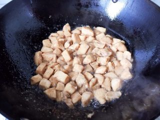 咖喱鸡饭,慢慢的翻炒，放蒜瓣、一勺白糖、两勺生抽，盐、料酒适量