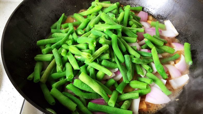 咖喱鸡饭,土豆基本熟了再放洋葱和豆角