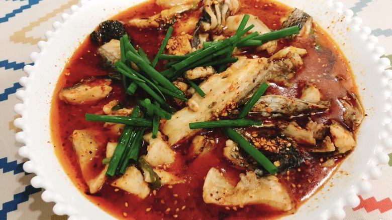 番茄乌鱼（一条鱼两个味道）,锅里剩下的汤入之前捞起鱼加适量盐煮开加辣椒油白胡椒、生抽