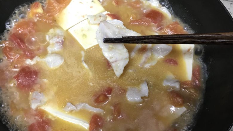番茄乌鱼（一条鱼两个味道）,豆腐开锅大概五分钟左右把之前腌制的鱼片放入