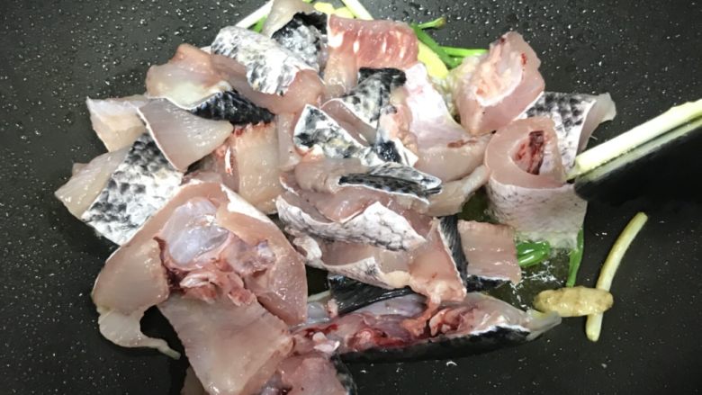 番茄乌鱼（一条鱼两个味道）,加鱼头、鱼排、鱼皮加料酒翻炒