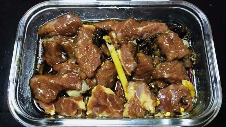烤牛肉串,用筷子搅拌均匀后，盖好盖子放入冰箱（腌制3小时以上，或过夜）