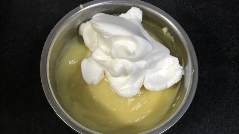 舒芙蕾,取三分之一的蛋白霜加入蛋黄糊。