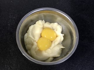 舒芙蕾,不烫手的时候加入两个蛋黄。