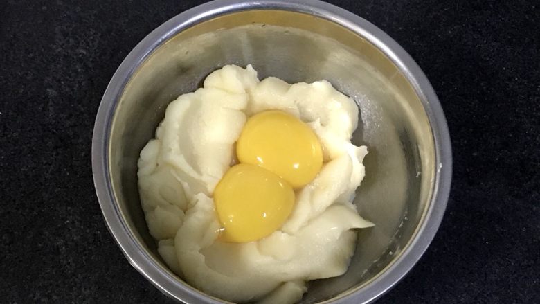 舒芙蕾,不烫手的时候加入两个蛋黄。