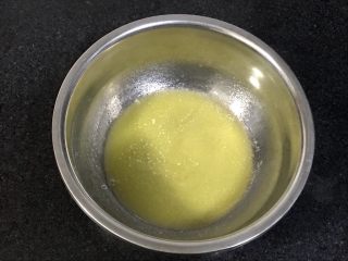 舒芙蕾,黄油隔热水融化。