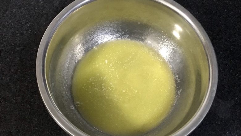舒芙蕾,黄油隔热水融化。